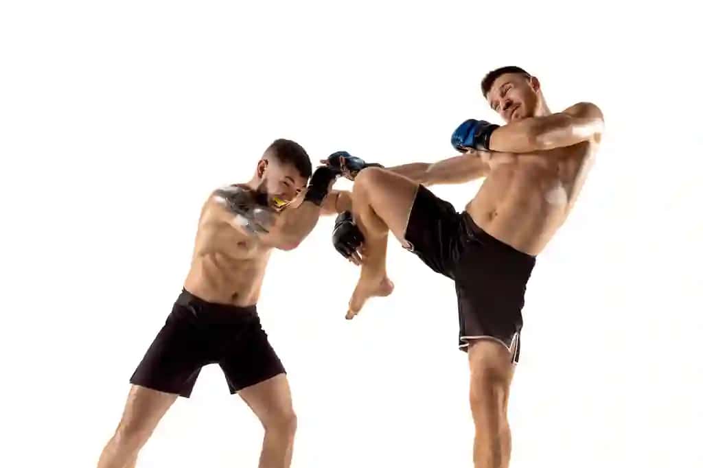 Mma ikki professional jangchi boks bo'yicha izolyatsiya qilingan oq studiya fonida | Mma two professional fightesr punching boxing isolated white studio background