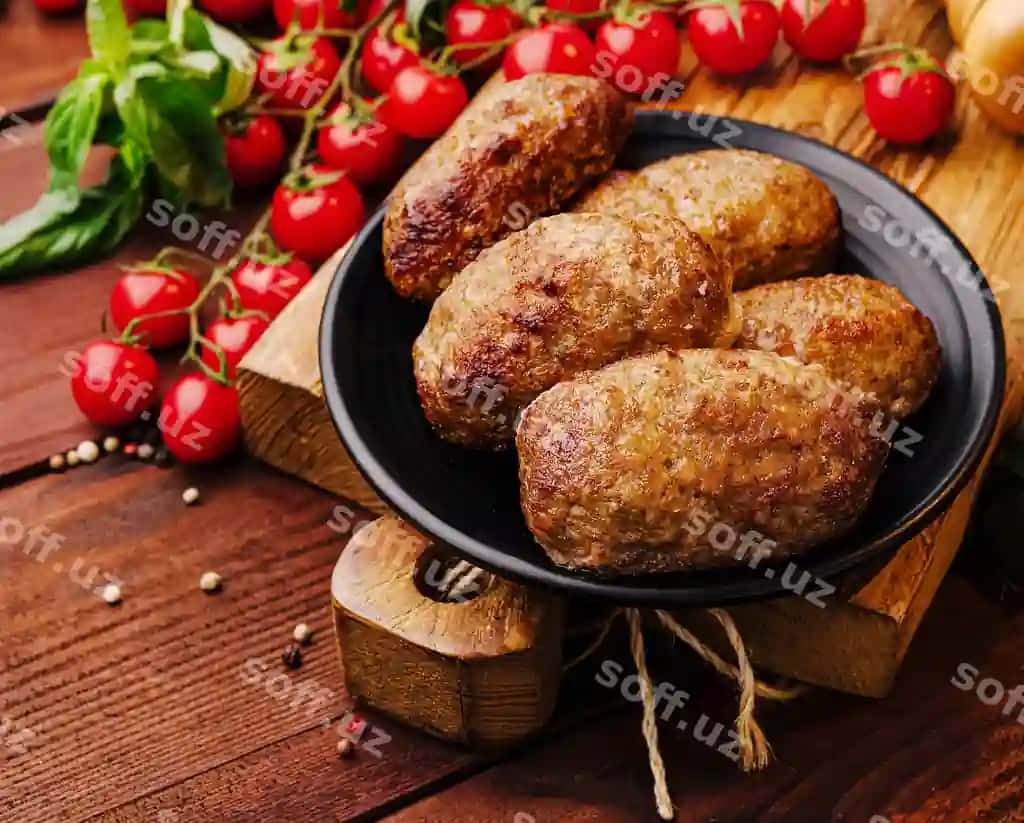 Mazali uy shoharidagi goshtli kotletlar yangi cherry pomidorlar bilan taqdim etilgan | Delicious homemade meatballs served with fresh cherry tomatoes
