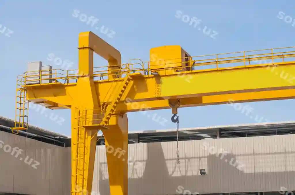 Pastki burchakdan ko'rinish — yorqin ko'k asrda yashil baradagi ko'pri | Low angle view yellow bridge against clear sky