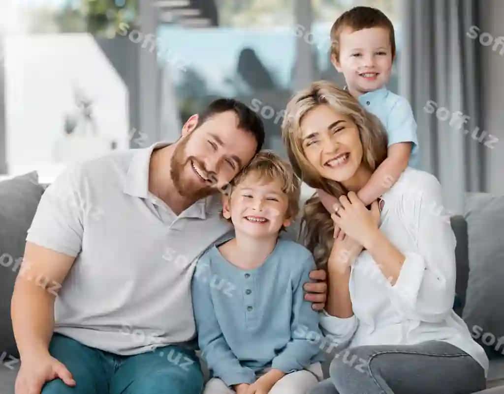 Baxtli oila portreti uyda muhabat, g'amkhohlik, yordam bilan birgalikda bo'lgan ota-ona, bolalar, yoshlar otish xonasida divan onam va papam bilan birlik sohbatlashish uchrun o'tkazish. | Happy family portrait with hug home with love care support together with smile parents children youth living room couch with mother dad bonding lounge with embrace