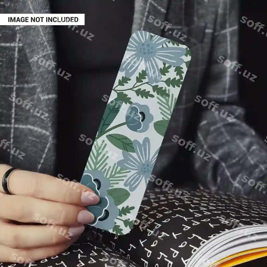 Ayol burchaklari yumalgan kitobxoncha mockupini tutgan | Woman holding bookmark with rounded corners mockup