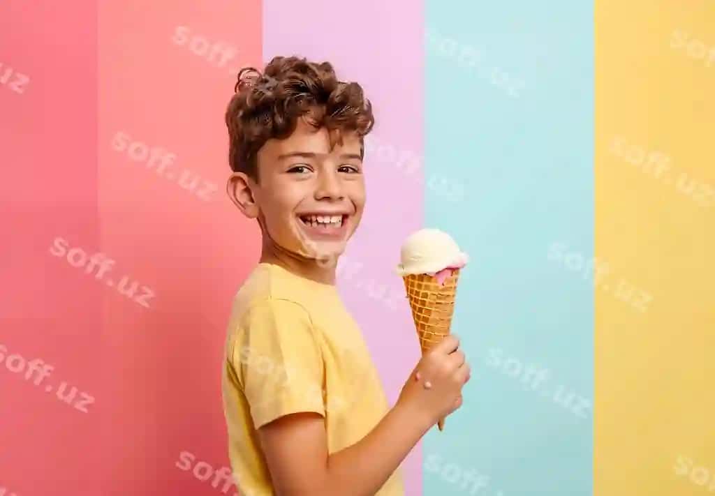 Kichik bola gulbrosatgan, rangarang muzqaymoq yeyotgan vafel kon solid rangarang fons. | Little child smiling eating colorful ice cream waffle cone solid colorful background