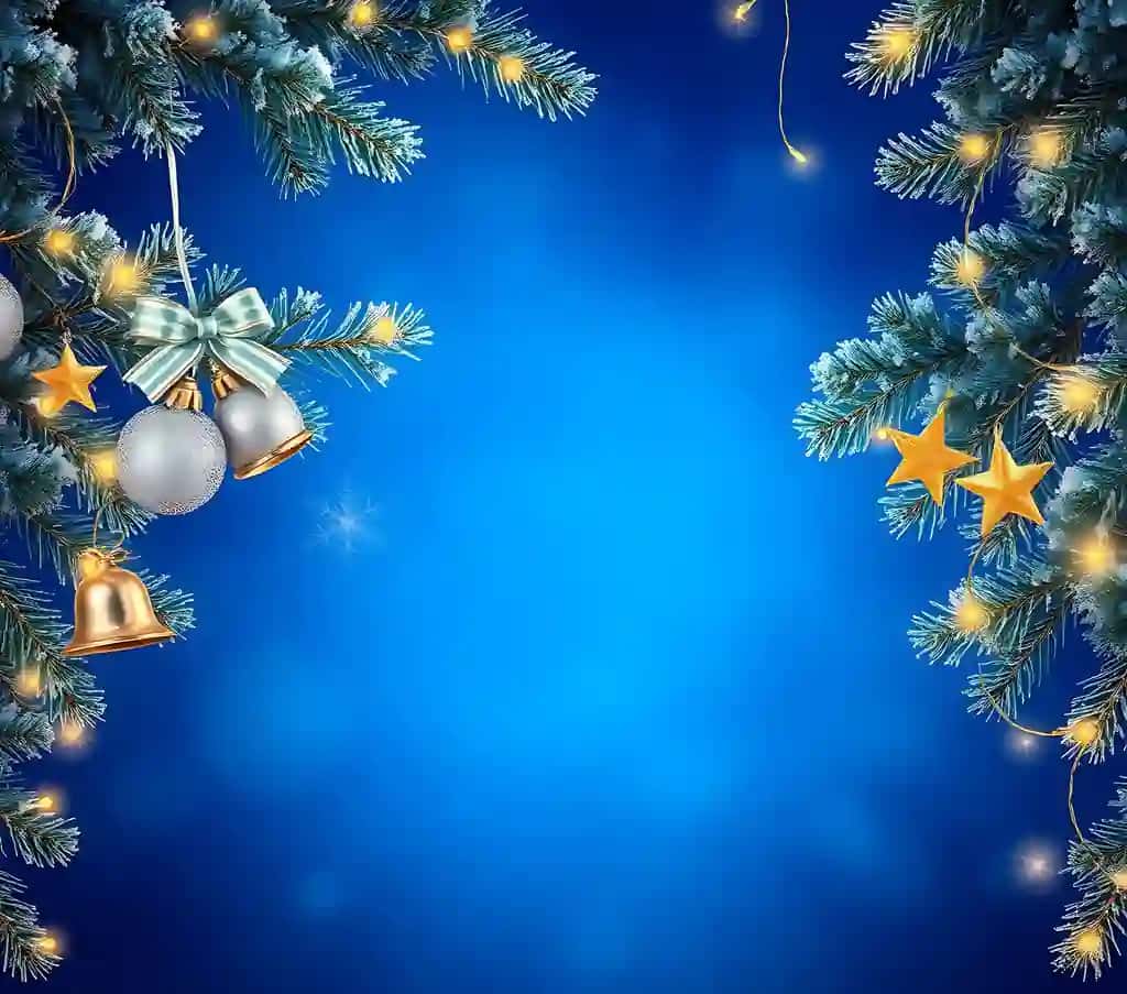 Kumush qo'ng'iroq yonida osilgan kobalt moviy fon muzli qarag'ay shoxlari bilan bezatilgan | Cobalt blue backdrop adorned with frosted pine branches shimmering baubles hang beside silver bell