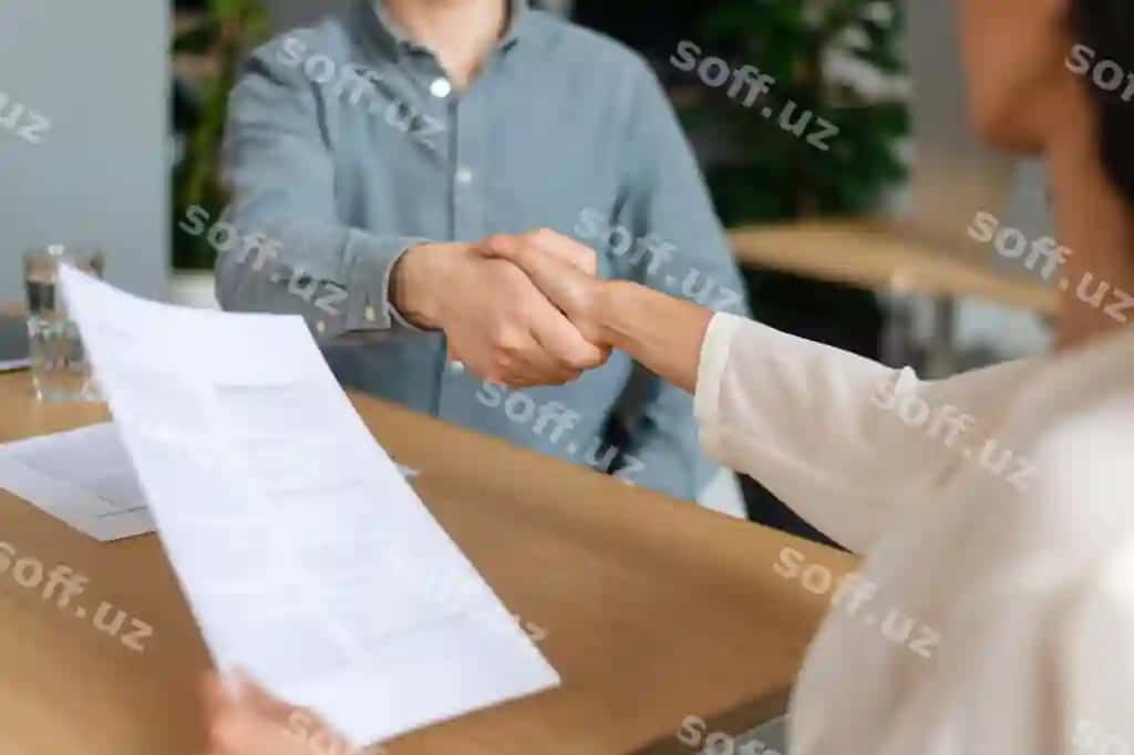Tanishmaydigan HR menejeri ish intervyusidan keyin muvaffaqiyatli bo'sh ish joyi nomzodiga qo'l aytishadi. | Unrecognizable hr manager shaking hands with successful vacancy candidate after work interview