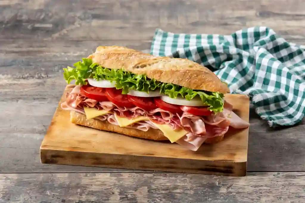 Jambon pishloqli marulli tomatoesonion mortadella kolbasa bilan dengiz osti sendvichi | Submarine sandwich with ham cheese lettuce tomatoesonion mortadella sausage