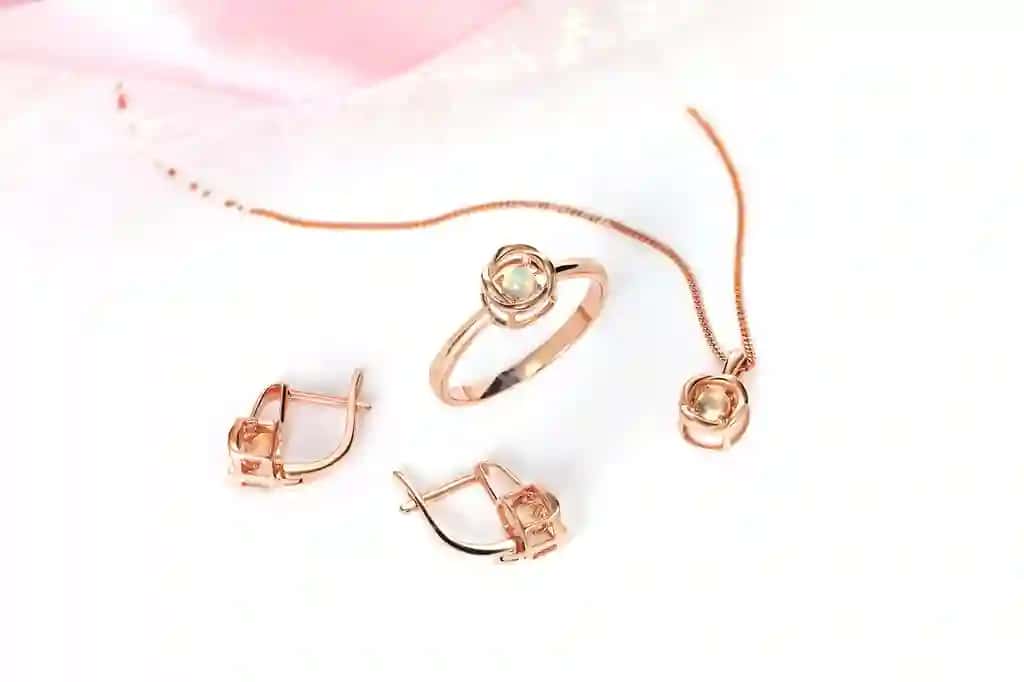 Qimmatbaho toshlar bilan bezatilgan nafis zargarlik buyumlari to'plami natyurmort kontseptsiyasi uzuk marjonlarni sirg'alar | Elegant jewelry set jewellery set with gemstones product still life concept ring necklace earrings