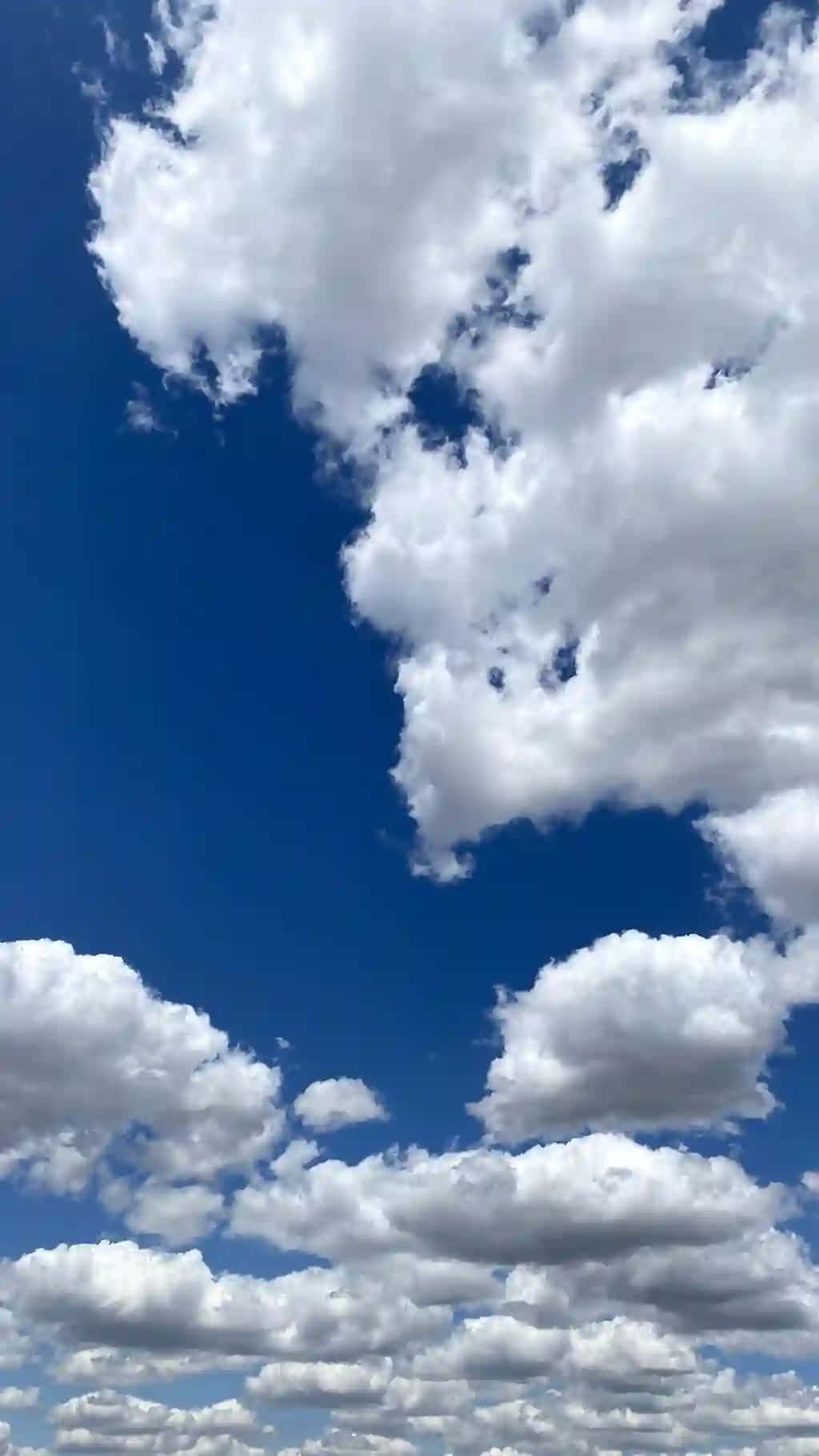Bulutlar bilan moviy osmon | Blue sky with clouds
