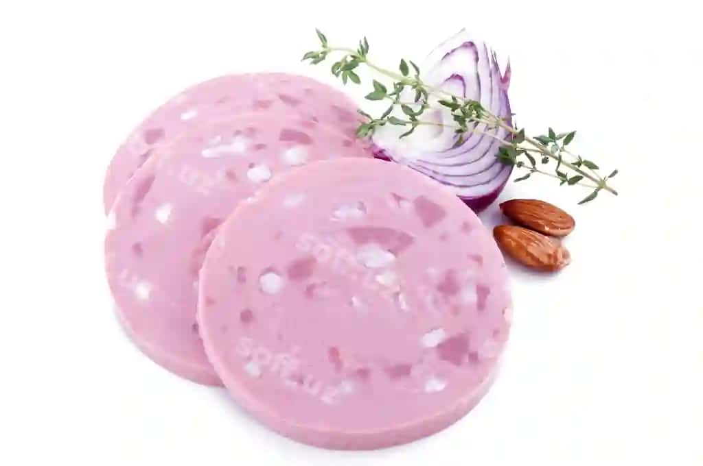 Qaynatilgan kolbasa tilim izolyatsiya qilingan oq | Boiled sausages slice isolated white