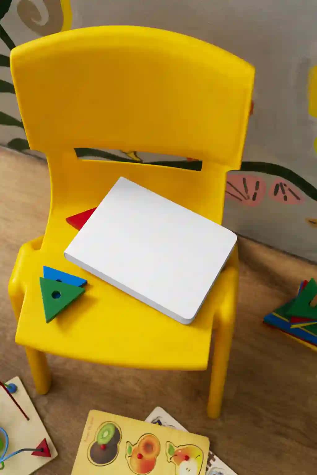Yuqori ko'rinishdagi karton bolalar kitobi maketi | Top view cardboard baby book mockup