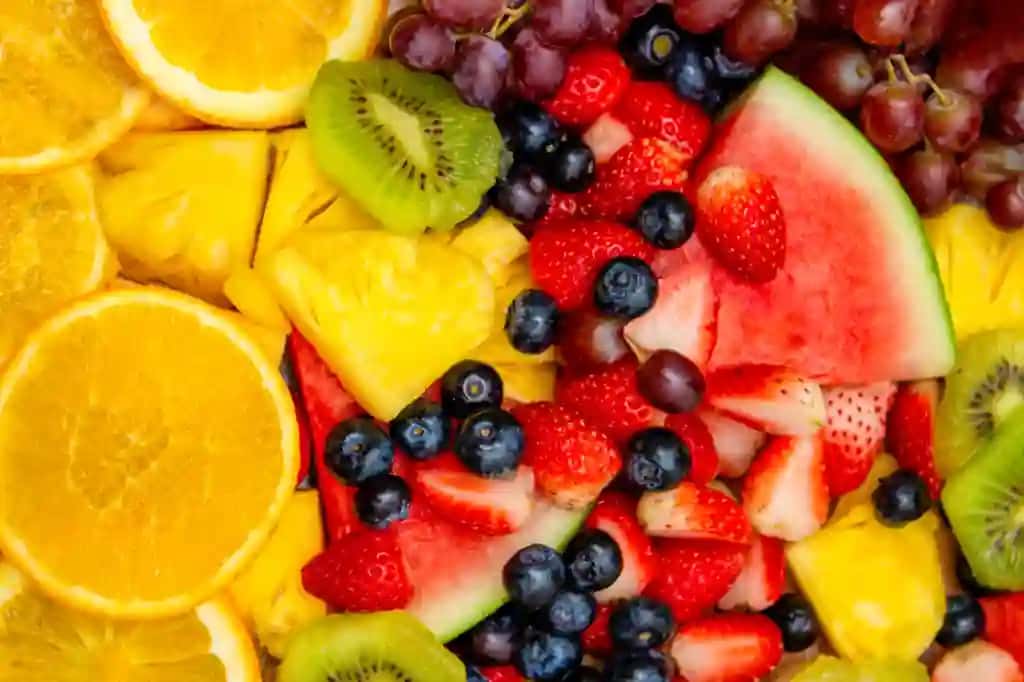 Yangi uzilgan mevalar fonida sog'lom aralash mevalar tropik mevalardan iborat | Fresh fruits background healthy mix fruits consist tropical fruit assorted berry