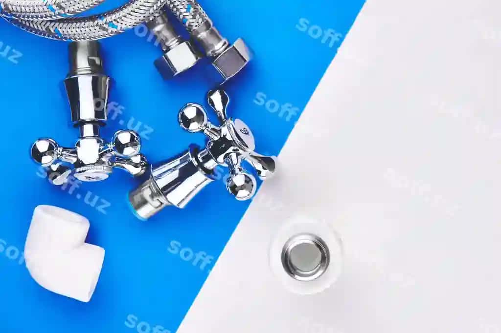 Suv o'tkazish qismlari, aksessuarlar, asboblar ko'k va oq fonda | Plumbing parts accessories tools blue white background