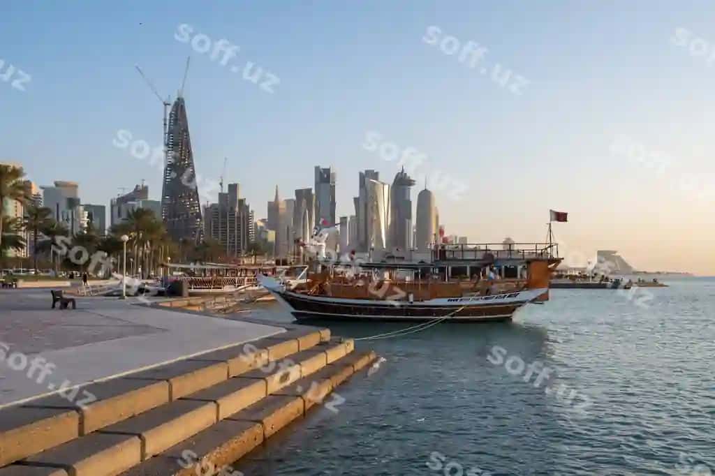 Panoramali manzara zamonaviy binolar aniq ko'rishga | Panoramic view modern buildings against clear sky