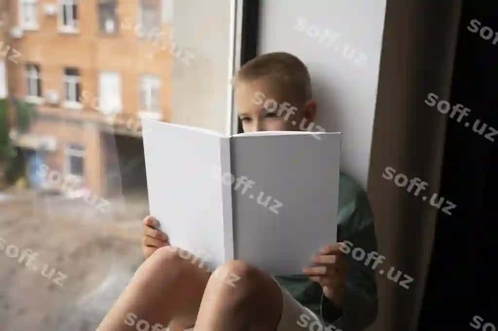 Bola ochiq kitob namunasi | Kid with open book mockup