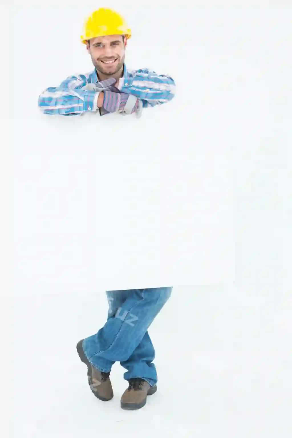 O'z isiga ishonchli erkak texnik bo'sh billboard tutgan | Confident male technicial holding blank billboard