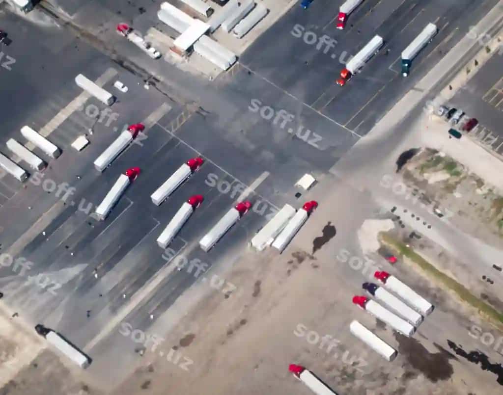 Shahar yo'lidagi mashinalar haqida yuqori burchakdan ko'rinish | High angle view cars road city