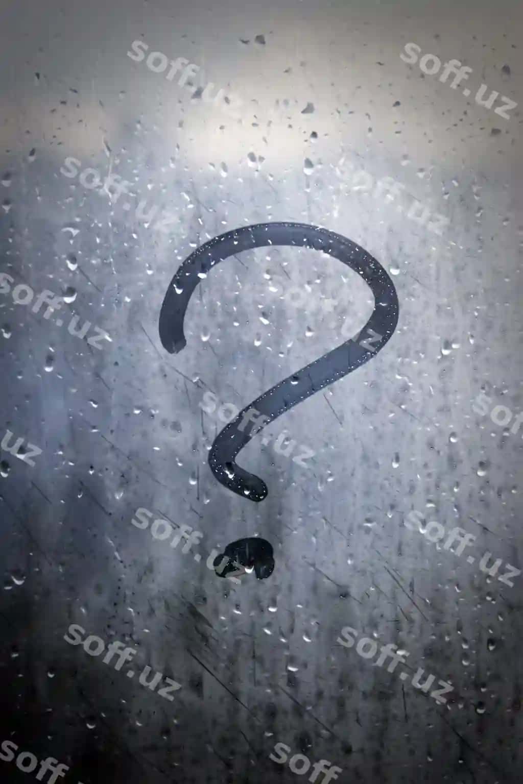 Kuzgi yomg'ir yozuvi terli shisha savol belgisi | Autumn rain inscription sweaty glass question mark