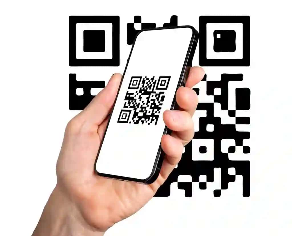Mobil telefon ilovasi qrcode skaner ilovasi ekrani qoʻl bilan izolyatsiya qilingan holda qr kodini skanerlash | Scanning qr code with mobile phone application qrcode scanner app screen hand isolated