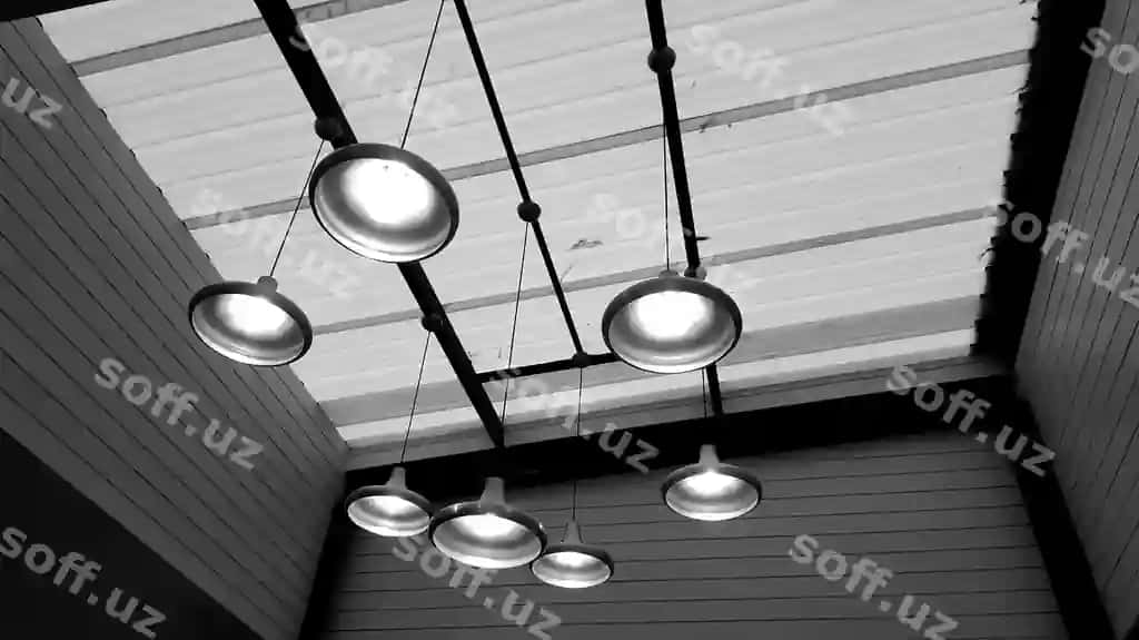 Past burchakdan ko'rinishda sovundan asosilgan yonayotgan lampochkalar | Low angle view illuminated light bulbs hanging from ceiling