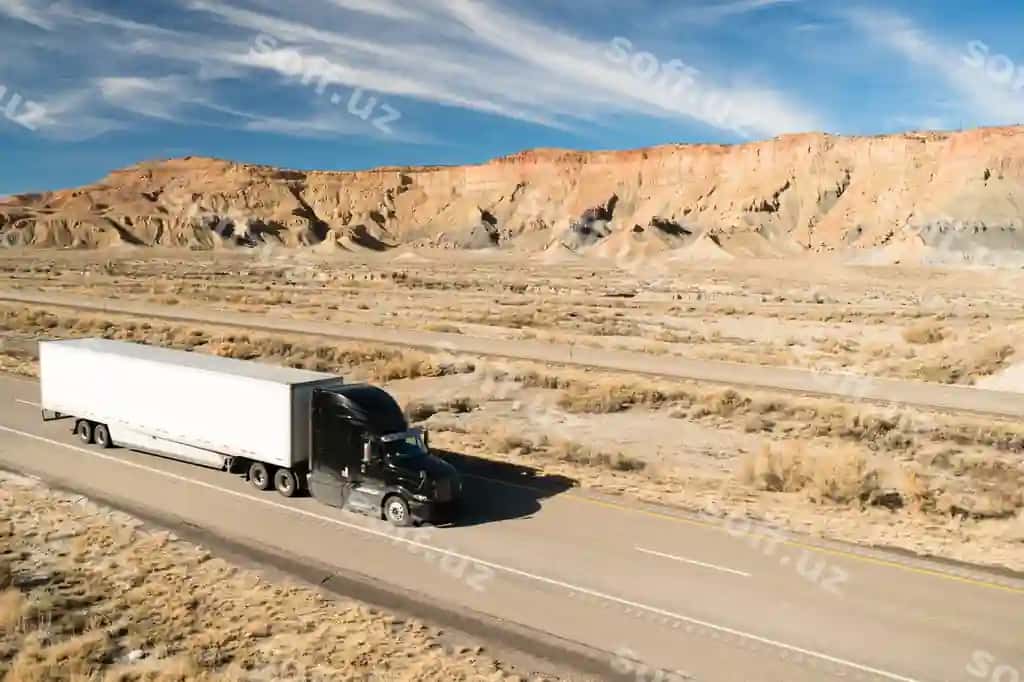 Yo'l transporti 18 g'ildirakli katta yuk avtomobili yarımkran | Road transportation 18 wheeler big rig semi truck