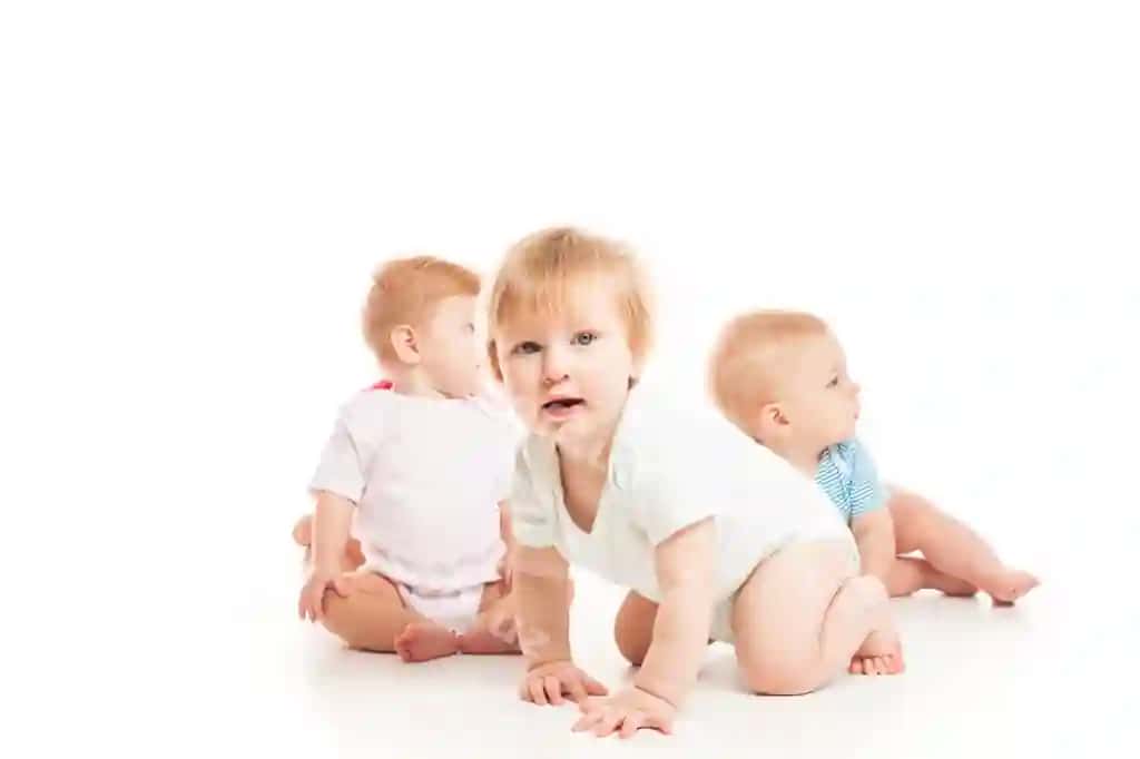 Uchta bolalar o'tirgan ajralgan oq | Three babies sitting isolated white