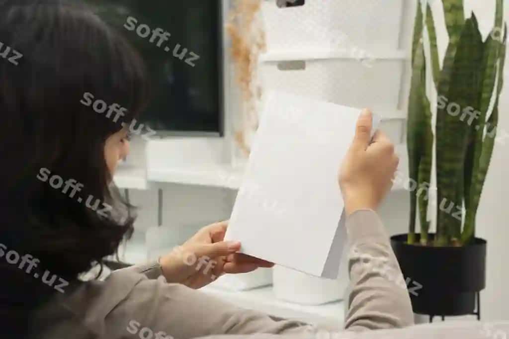 Uyda kitob o'qiyotgan odam | Person holding reading book home