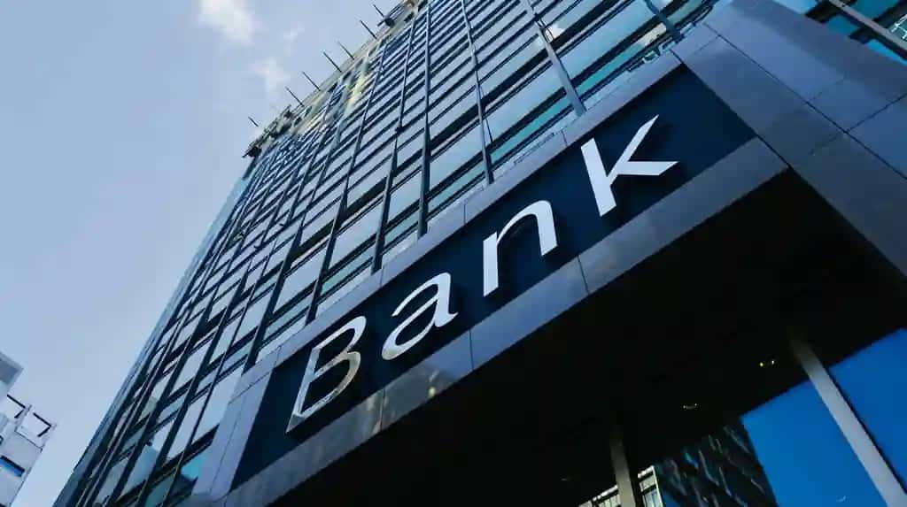 Bank moliyaviy xizmatlarini taklif qiluvchi bank binosi | Bank building offering banking finance services