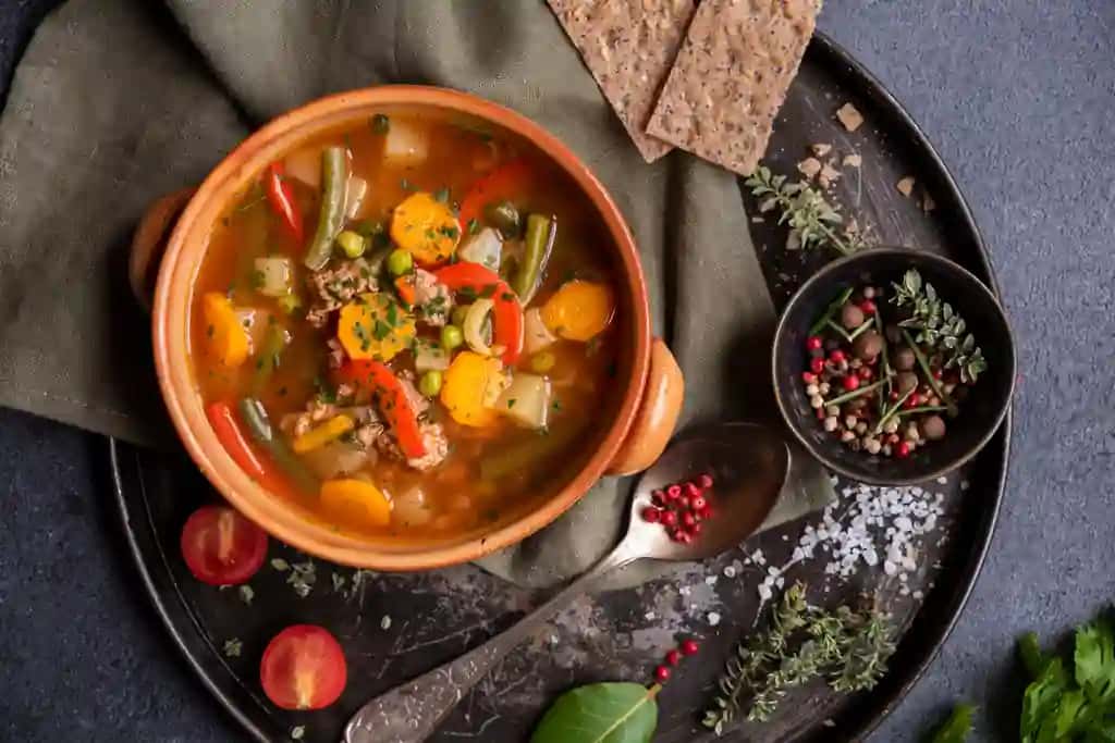 Sabzavotli issiq sho'rva qulay taom | Hot soup with vegetables comfort food