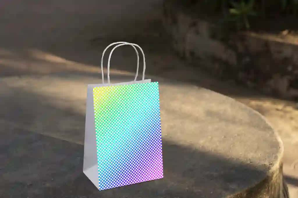 Tashqarida kichik qog'oz sumka | Small paper bag outdoors