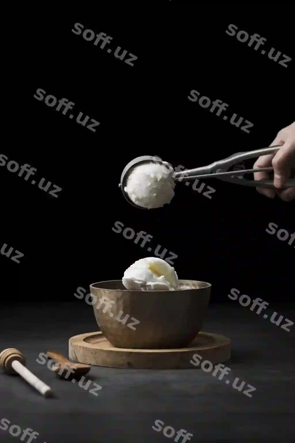 Vanilli muzqaymoq qoshiqlari bilan idish | Bowl with vanilla ice cream scoops