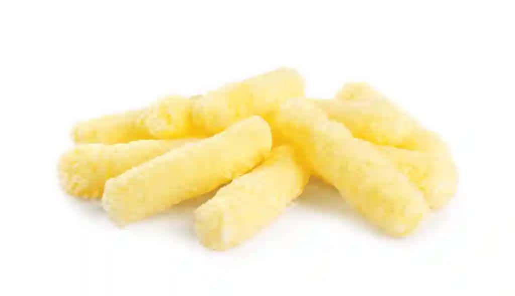 Mazali mays pufaklarining oq orqa fondagi to'plami | Pile tasty corn puffs white background
