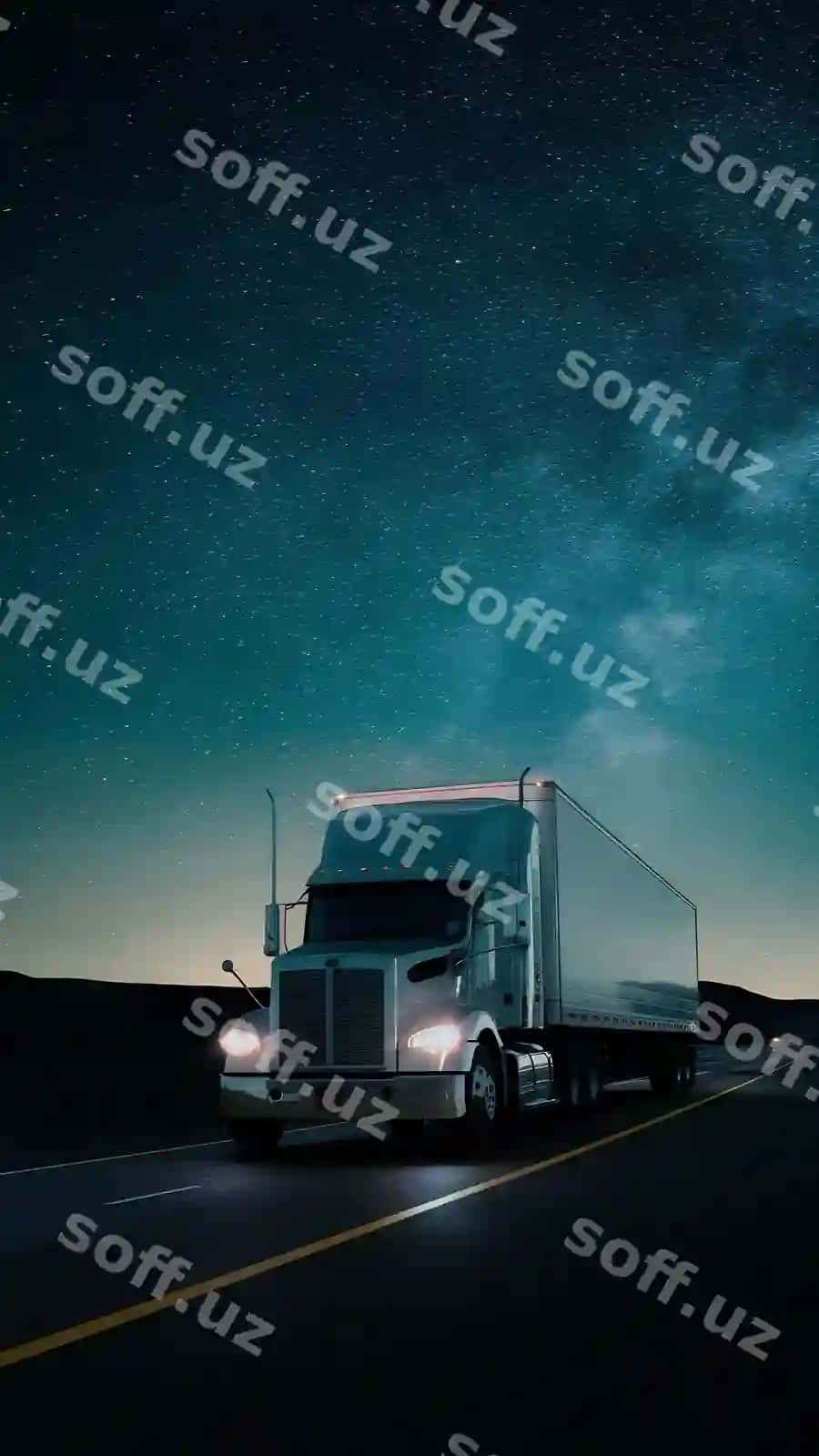 Yulduzli osmonda tungi yo'lda yuk mashinasi | Truck road driving night starry sky