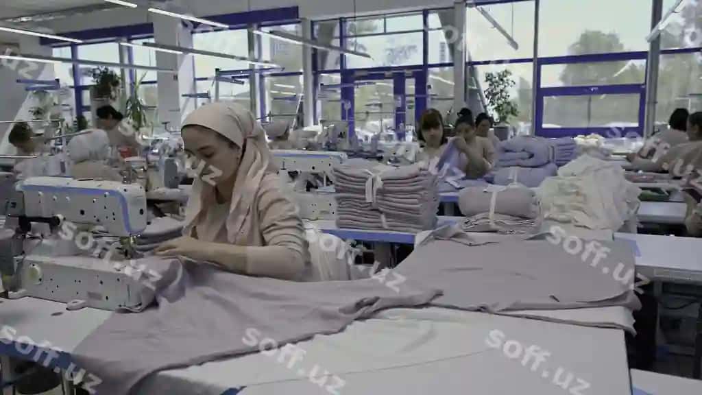Tikuvchilik ishlab chiqarish ayollar tikuv mashinalari media kiyim fabrikasi ish jarayoni ishlaydi | Sewing production women work sewing machines media garment factory working process