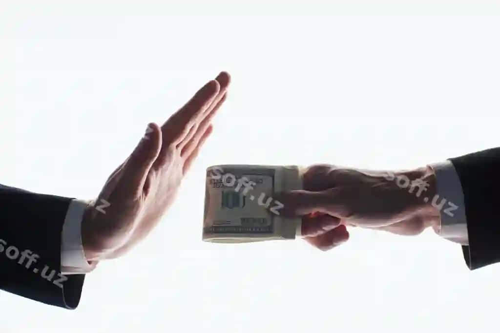Erkak qo'l boshqa qo'lga pul berayotgan, oq fonda. | Mens hand is giving money another hand white background