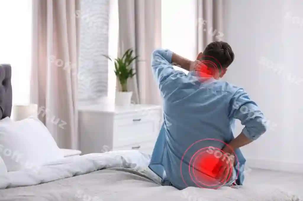 Uyda noqulay matrasda uxlagan erkak bel og'rig'idan aziyat chekmoqda | Man suffering from back pain after sleeping uncomfortable mattress home