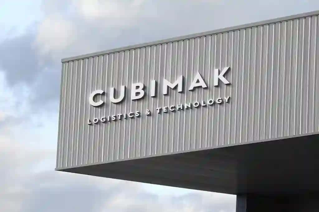 Logo maketi belgisi kulrang sanoat binosi | Logo mockup sign grey industrial building
