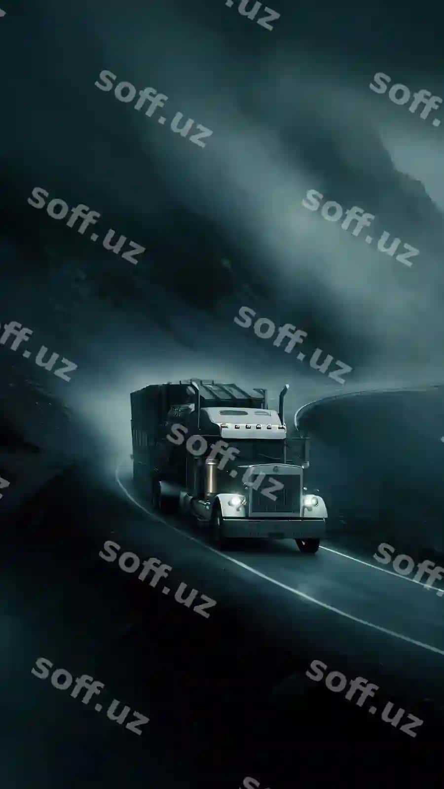 Tumanli tog' landshaftidan yuk tashiydigan yuk mashinasi tomonidan yaratilgan | Truck carrying freight through foggy mountn landscape generated by