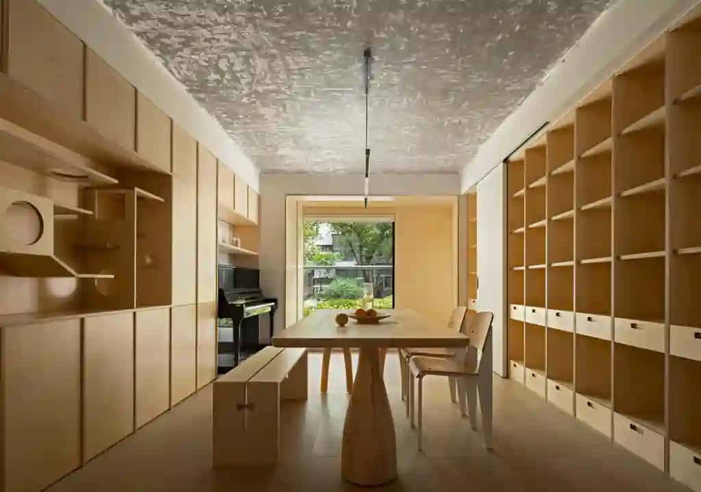 Yog'och mebellari bilan zamonaviy minimalist ichki makon mushukka qulay xususiyatlar | Modern minimalist interior with wooden furniture cat friendly features