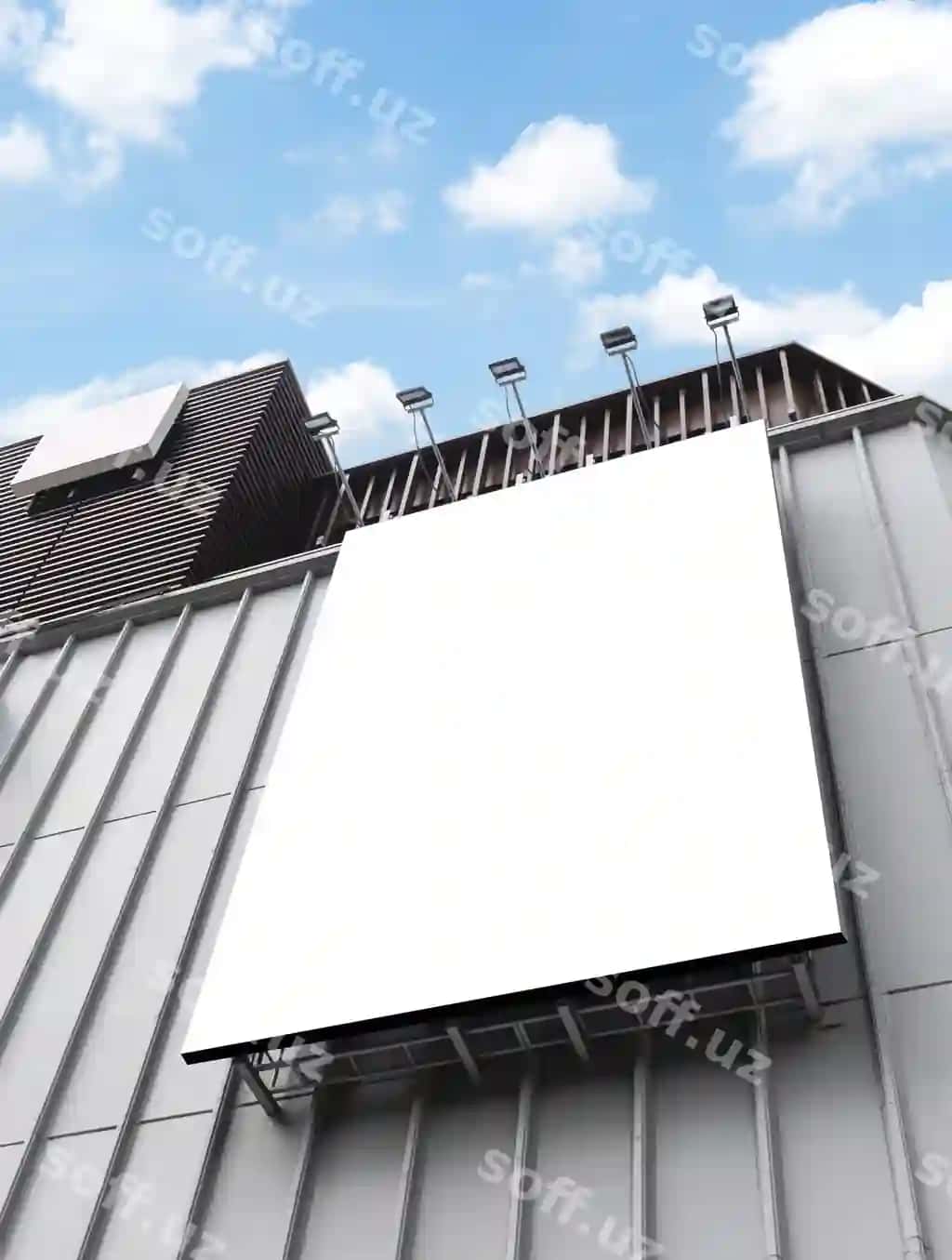 Namuna oq fonda billboard bino ko'k osmon foni bilan clipping path namuna | Mock up white background billboard building with blue sky background clipping path mockup
