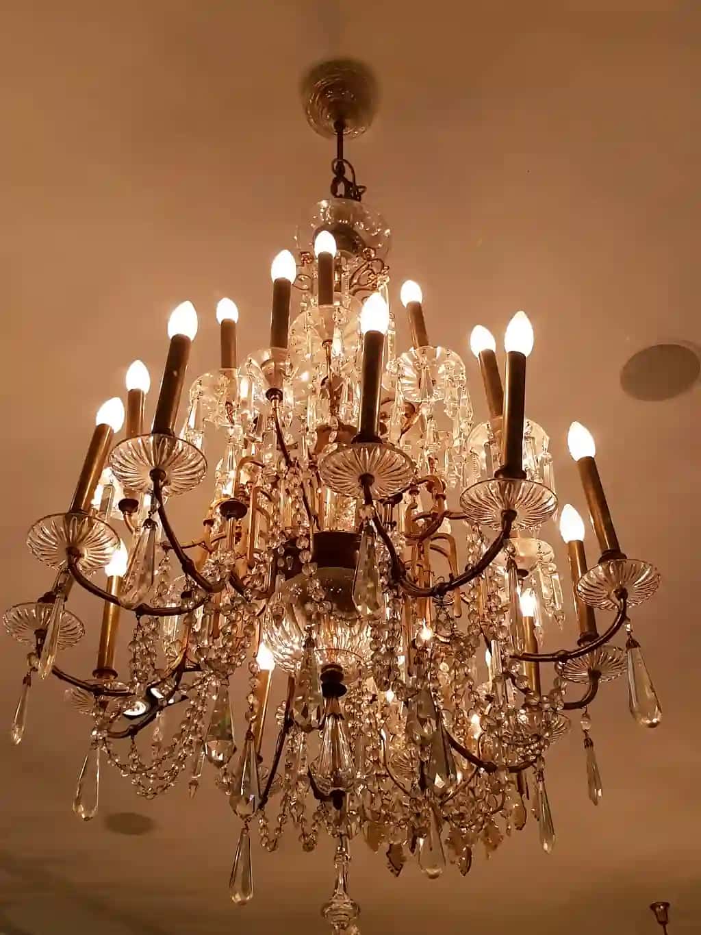Past burchakli ko'rinish yoritilgan qandil osilgan ship | Low angle view illuminated chandelier hanging ceiling