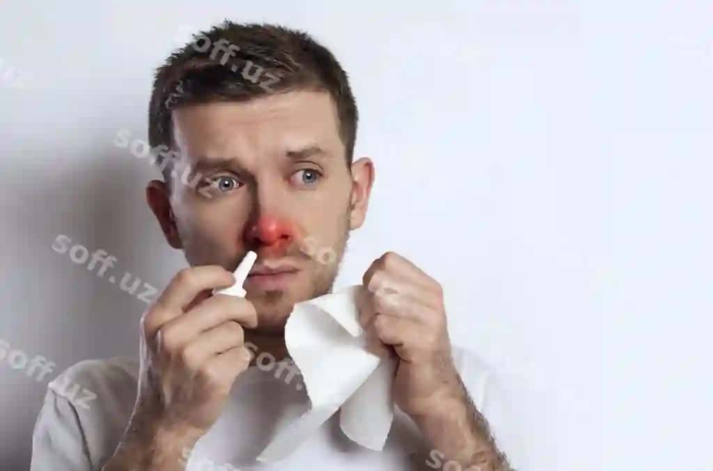 Qizil burunli yosh erkak allergiyalar ega. | Young man with red nose has allergies