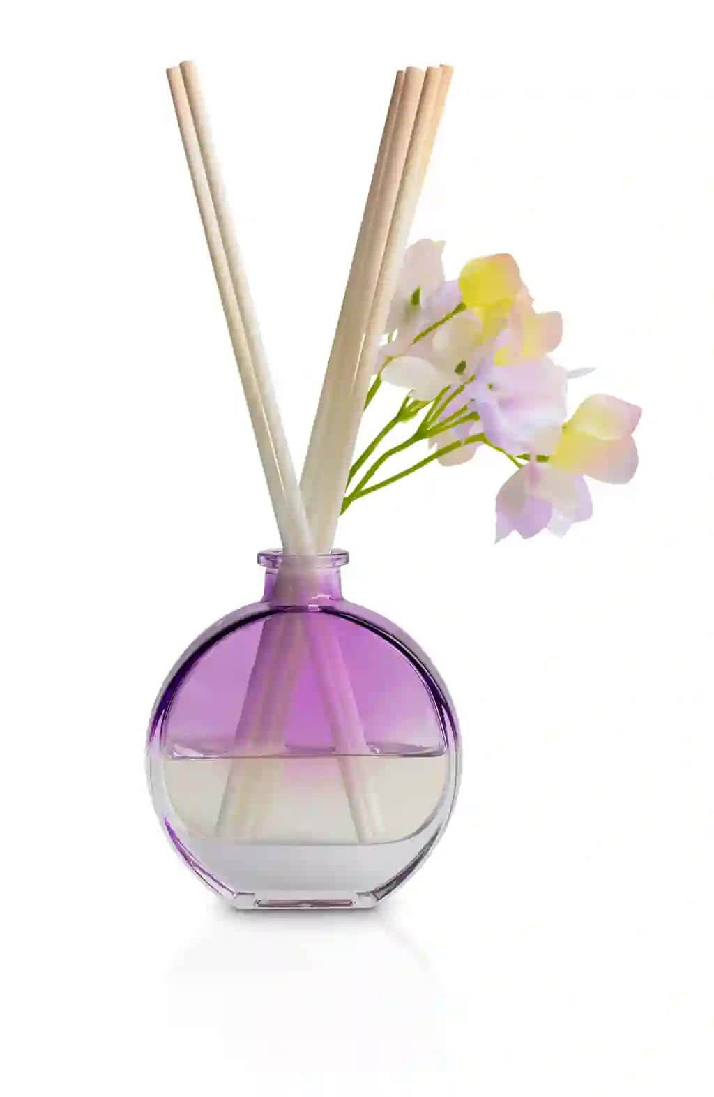 Yog'och tayoqchali bug'lantiruvchi aroma diffuzeri binafsha rangli dumaloq shisha butilka, gullari oq | Evaporative aroma diffuser with wooden sticks violet round glass bottle with flowers white