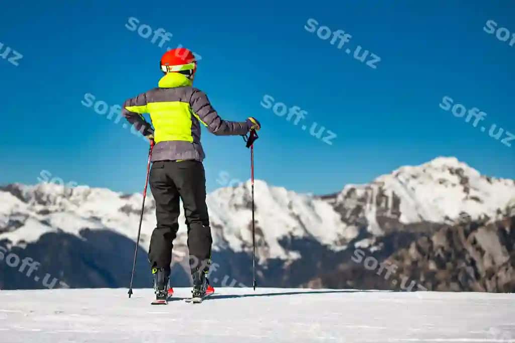 Yosh ayol ski to'pka da mashq qilayotgan | Young woman practicing ski mountain