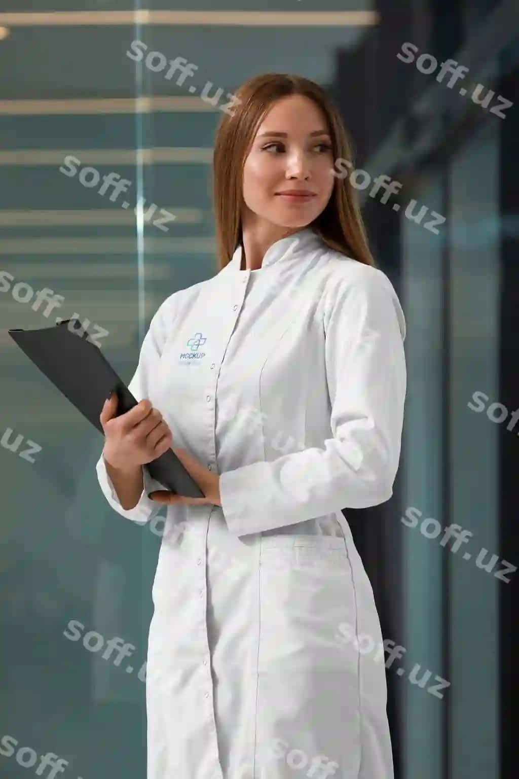 Ayol tibbiyot xodimi laboratoriya kiysimidan kiygan namuna dizayni | Female medic wearing lab coat mock up design