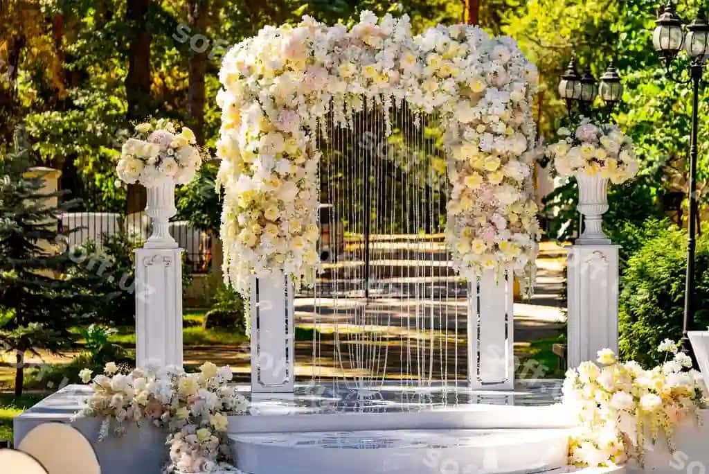 Parkdagi tur hosil uchun gullar bilan bezatilgan yumshoq girma | Wedding archway with flowers arranged park wedding ceremony tender arch celebration