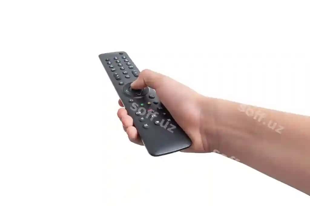Qol tutgan televizor pulti o'z ichiga raqamlangan kanal tugmalari, qo'shimcha funksiya tugmalari kirgan, isolatsiya qilingan oq fon, turli fonlar uchun ideal | Hand holding tv remote control featuring numbered channel buttons additional function keys isolated white background ideal various backgrounds