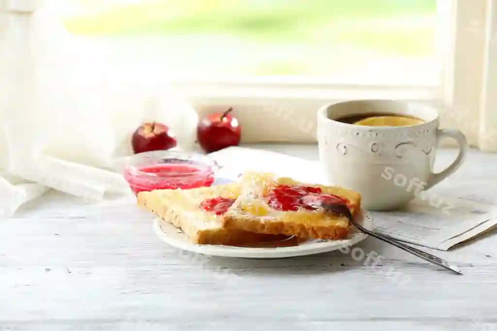 Marmelatli nonushto, likop, stakan, choy, yorqin fonda | Toasts with jam plate cup tea bright background