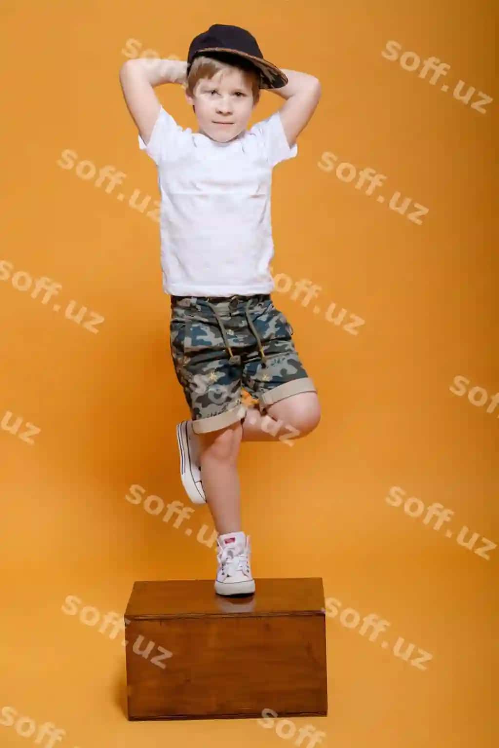 Zamonaviy bola sariq fon | Modern boy yellow background
