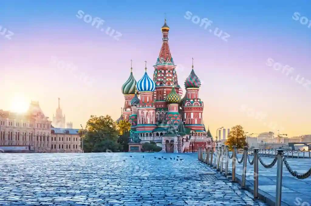 St Basila katedrali Qizil meydon Moscva, cho'pchqlar, early autumn quyoshli hammatda. | St basila s cathedral red square moscow pigeons early autumn sunny morning