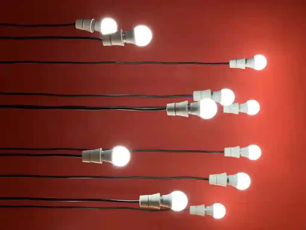 Yoritilgan lampochkani yoping | Close up illuminated light bulb