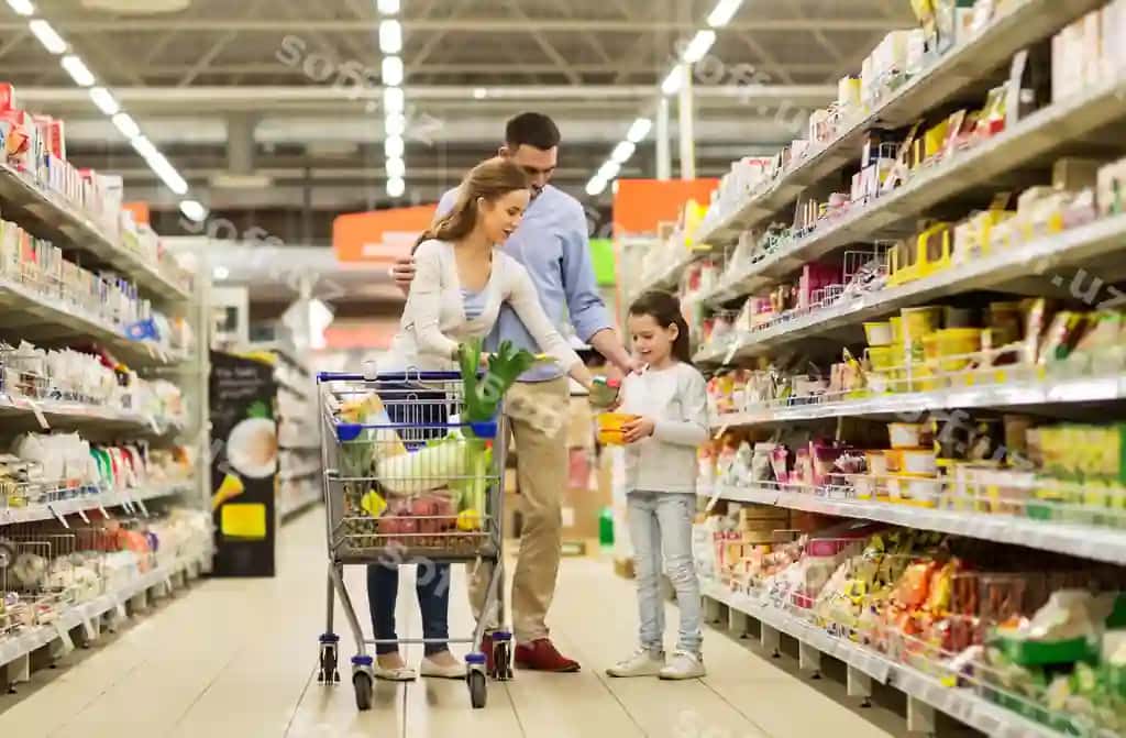 Aktsiya, istishdalanganlik odamlar tushunchasi, baxtli oila bolalari bilan, xarid savati, ovqat sotib olish, mevalar do'koni, supermarket. | Sale consumerism people concept happy family with child shopping cart buying food grocery store supermarket